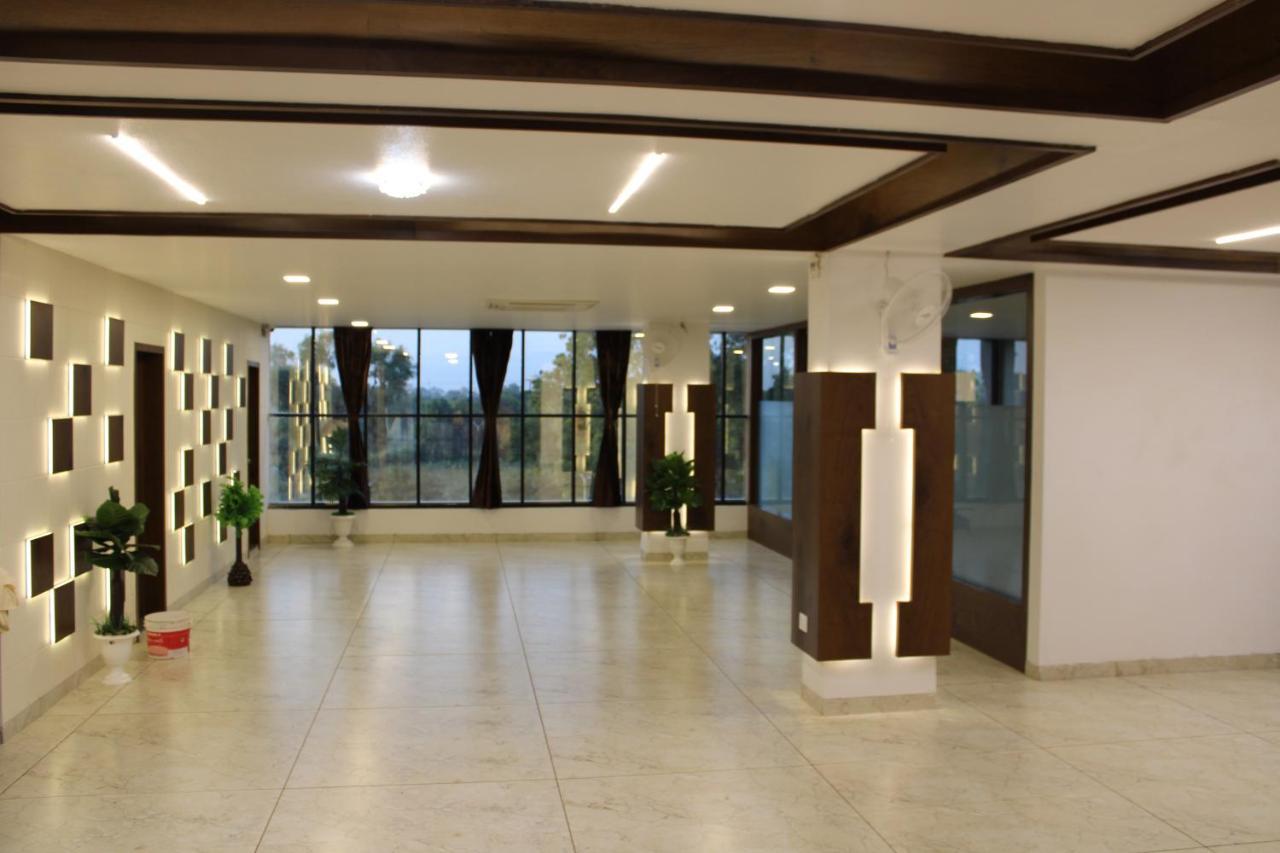 Hotel The Grand Piano - Best Business Hotel In Patan エクステリア 写真