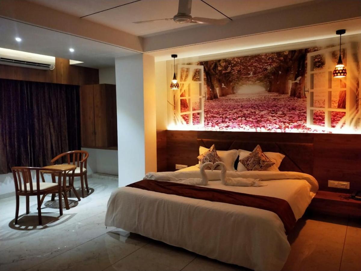 Hotel The Grand Piano - Best Business Hotel In Patan エクステリア 写真