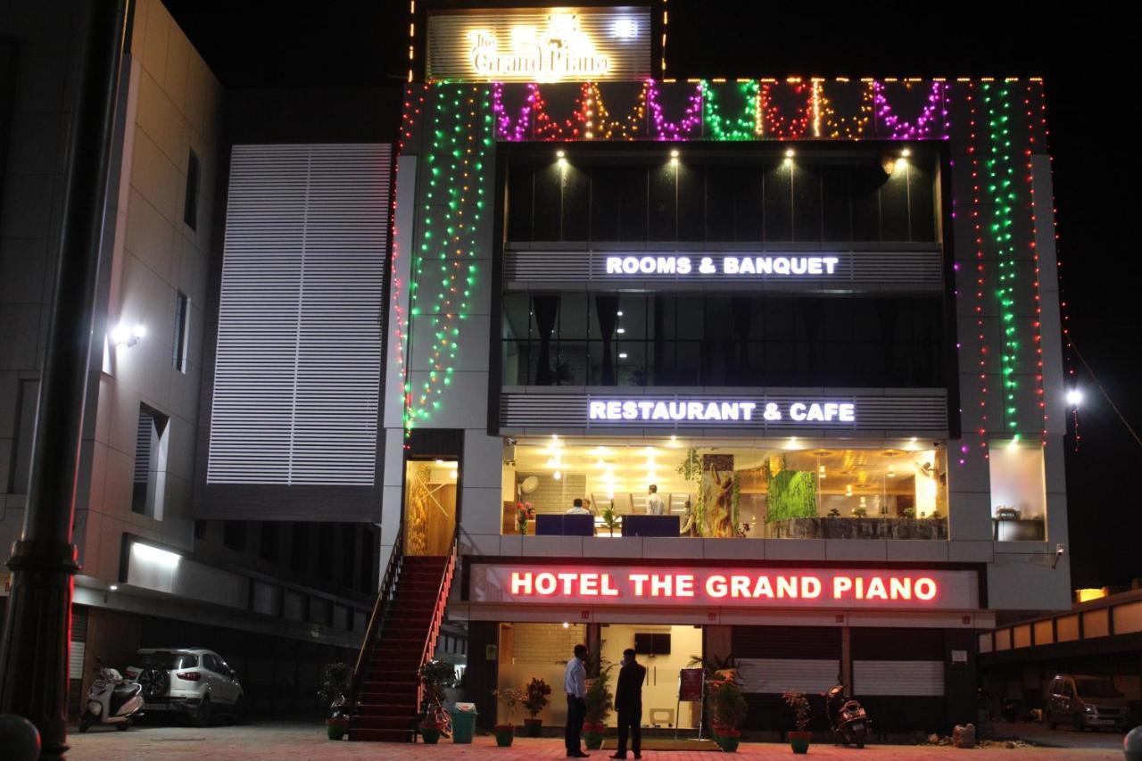 Hotel The Grand Piano - Best Business Hotel In Patan エクステリア 写真