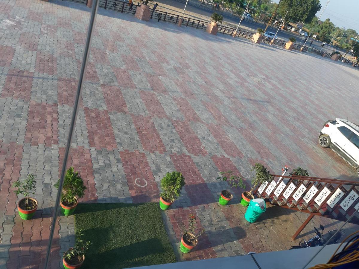 Hotel The Grand Piano - Best Business Hotel In Patan エクステリア 写真