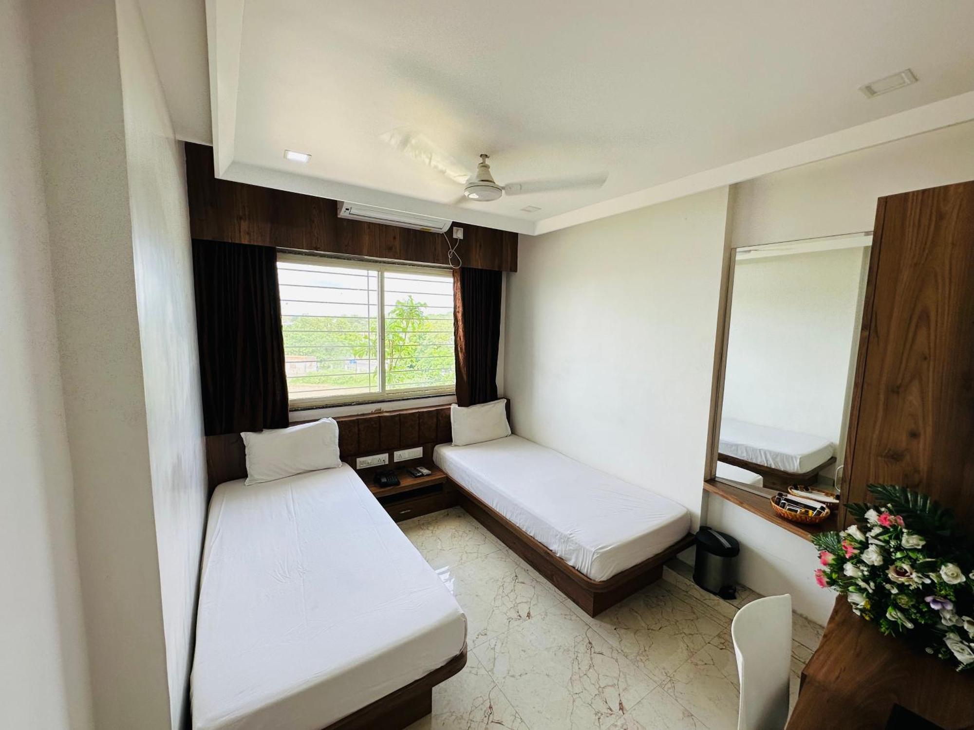 Hotel The Grand Piano - Best Business Hotel In Patan エクステリア 写真