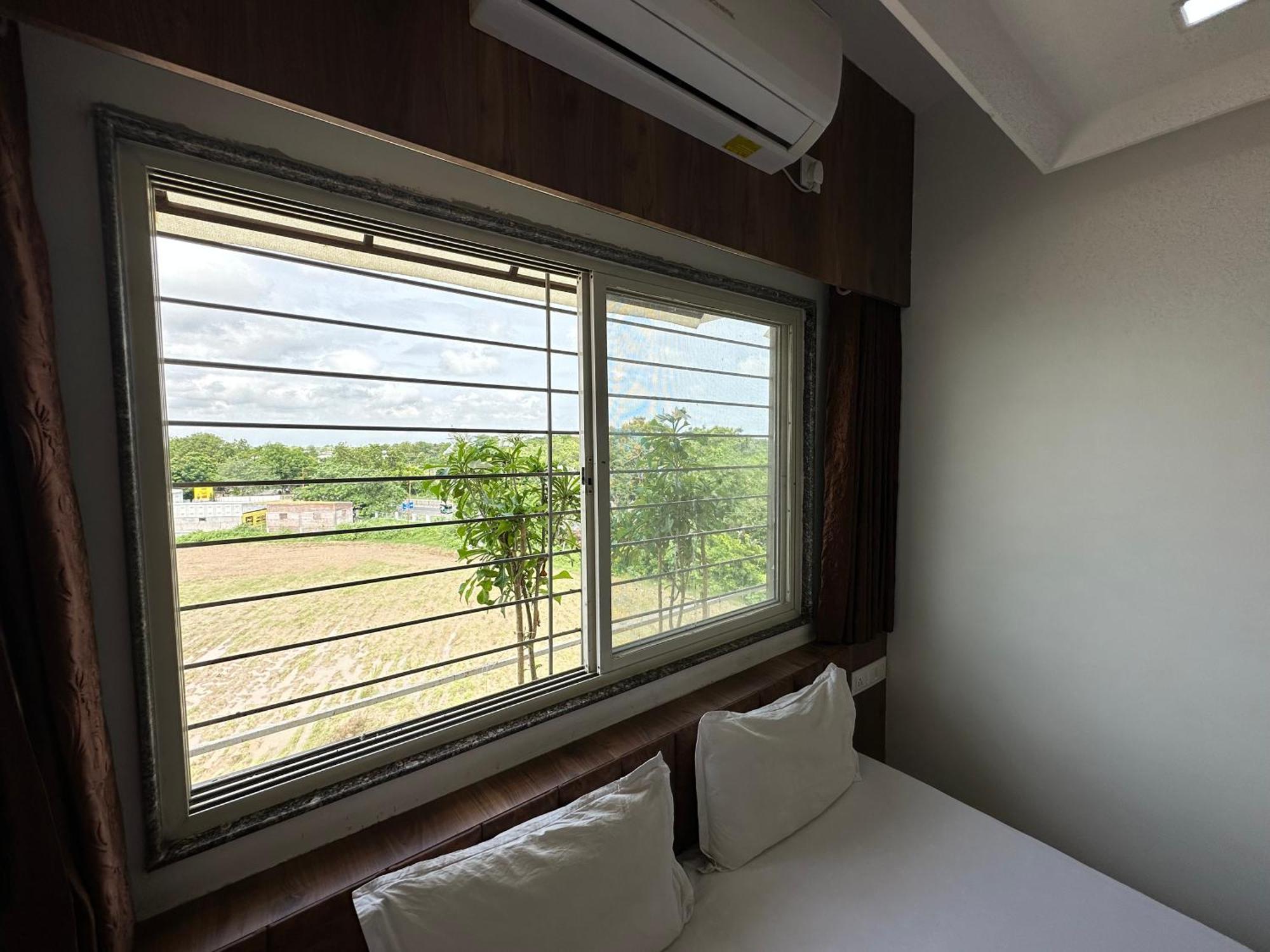 Hotel The Grand Piano - Best Business Hotel In Patan エクステリア 写真